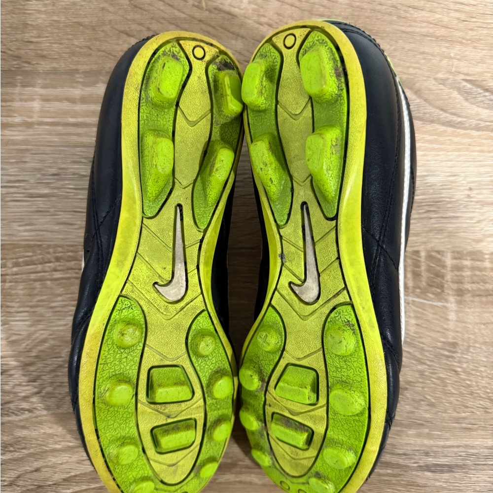 KIDS Nike Tiempo (4Y) - Picture 4 of 8